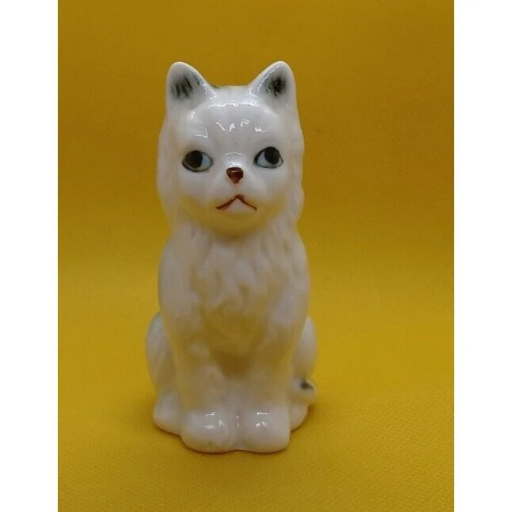 Cat Kitten Ceramic Cream And White Cat With Blue Eyes and stripes Figurine-USED